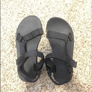 NWOT tevas | all black